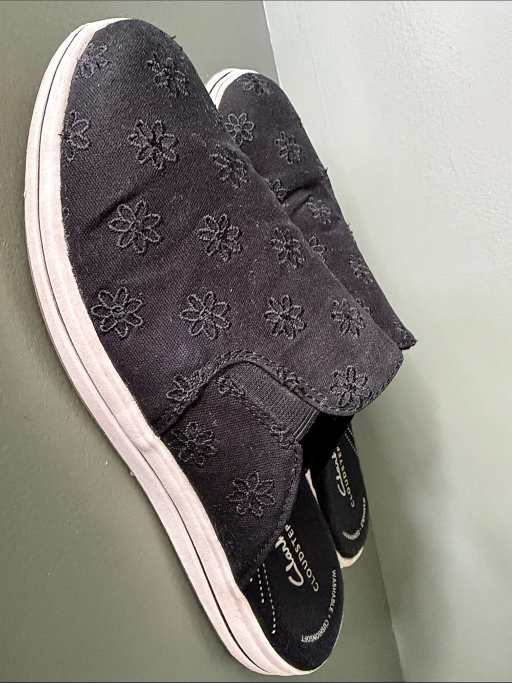 Clarks Cloudsteppers Women’s Black Embroidered Slip-on Mules - Size 8